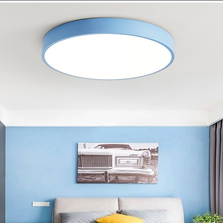 Nowoczesna lampa sufitowa LED przylegająca do sufitu — okrągły klosz z drewnianym akcentem