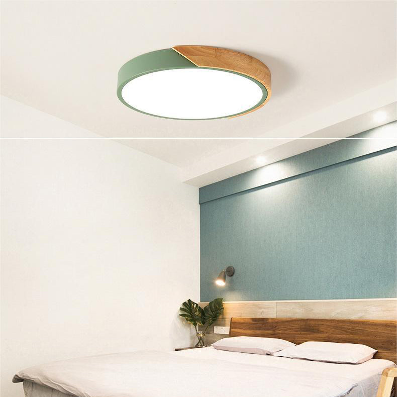 Nowoczesna lampa sufitowa LED przylegająca do sufitu — okrągły klosz z drewnianym akcentem