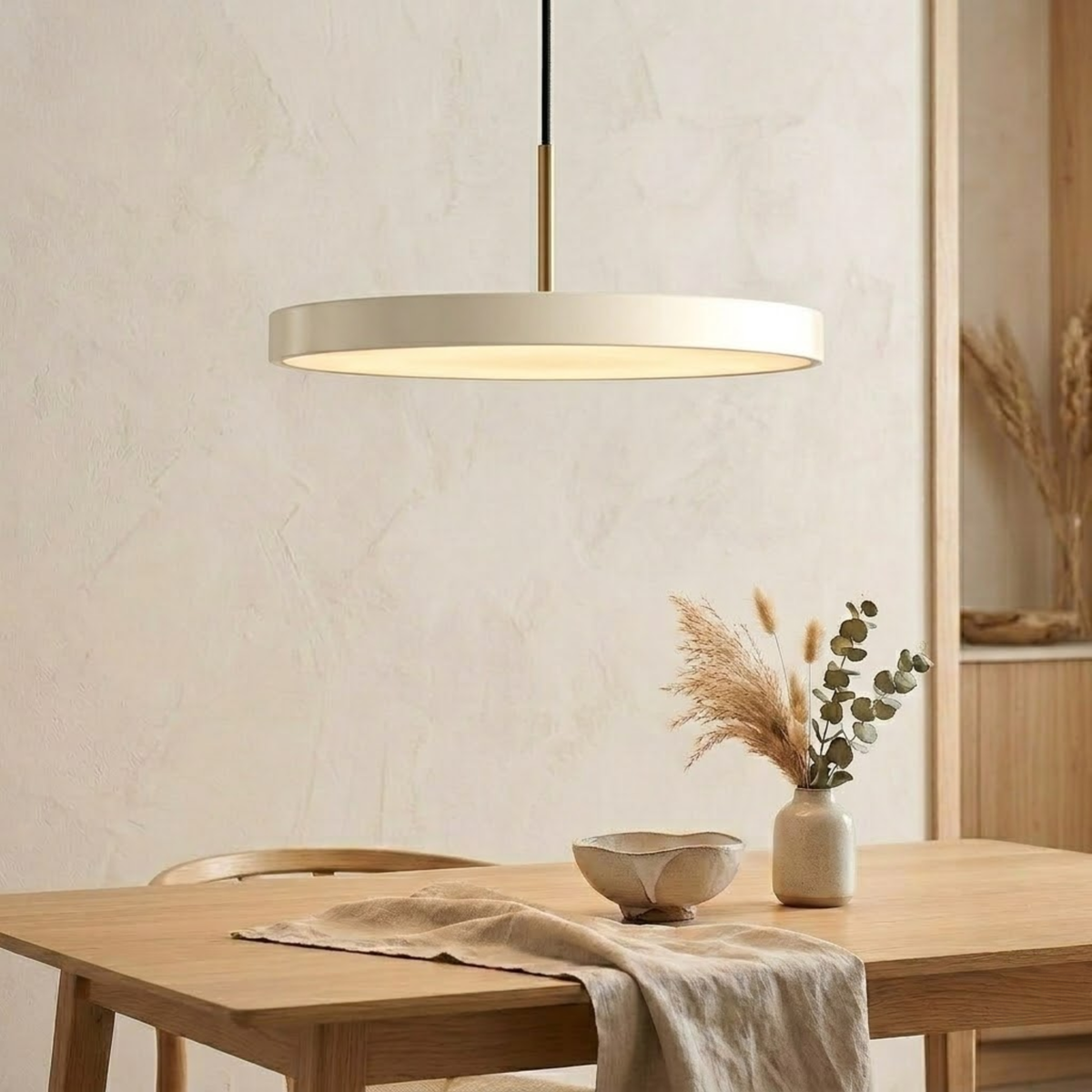 Suspension LED rétro à disque fin — partie supérieure en laiton poli, design plat minimaliste