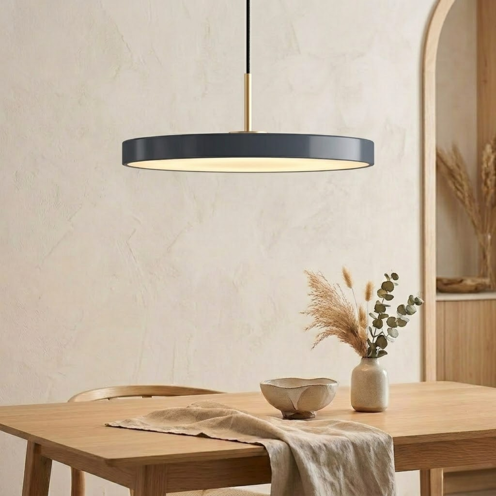 Suspension LED rétro à disque fin — partie supérieure en laiton poli, design plat minimaliste