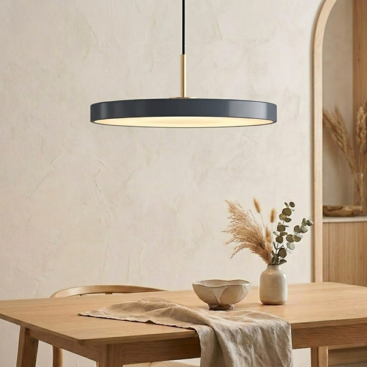Suspension LED rétro à disque fin — partie supérieure en laiton poli, design plat minimaliste