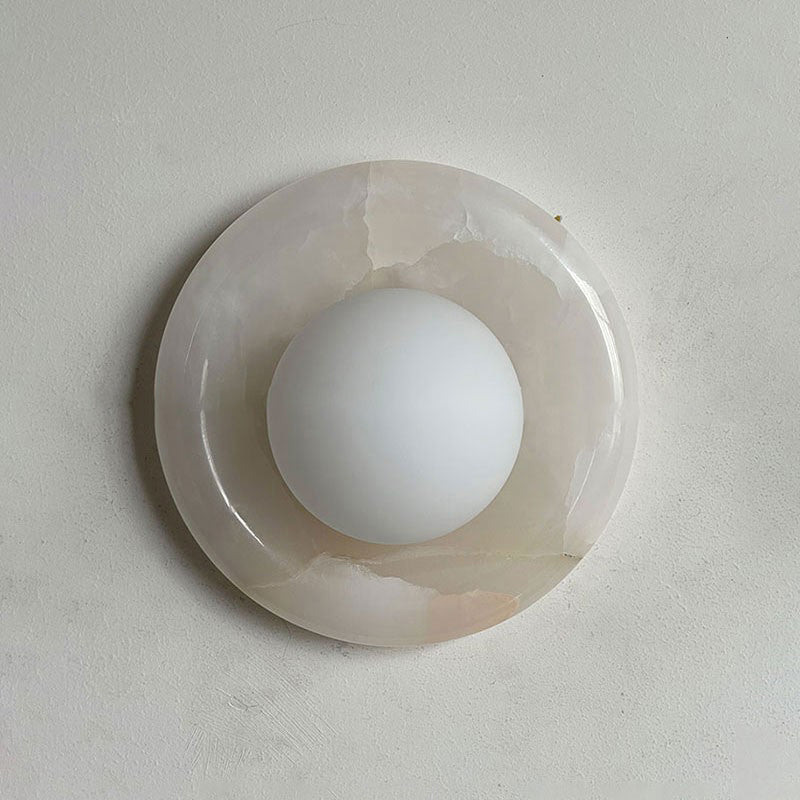 Vegglampe i travertin og marmor — rund skjerm i glass
