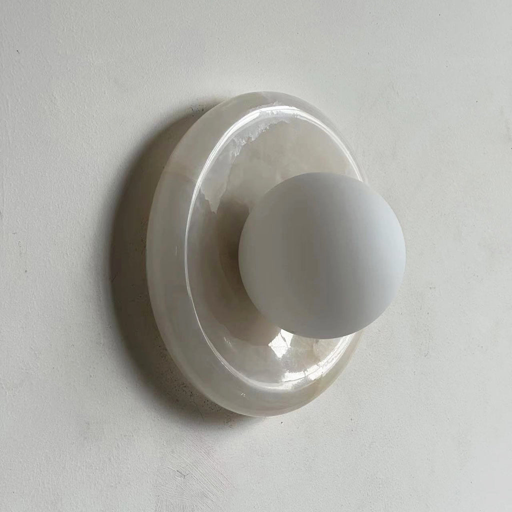 Vegglampe i travertin og marmor — rund skjerm i glass