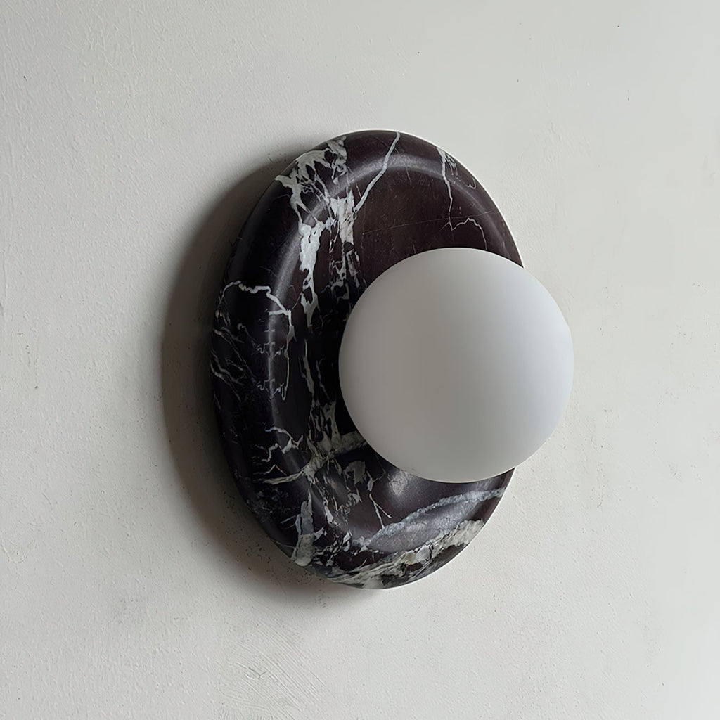 Vegglampe i travertin og marmor — rund skjerm i glass
