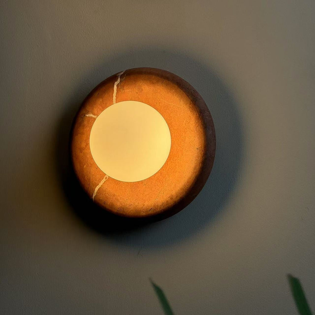 Vegglampe i travertin og marmor — rund skjerm i glass
