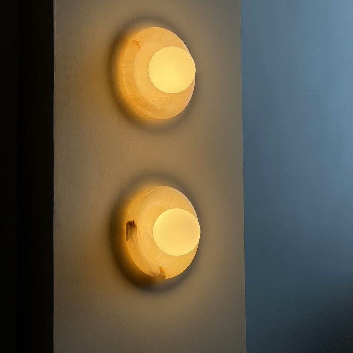 Vegglampe i travertin og marmor — rund skjerm i glass