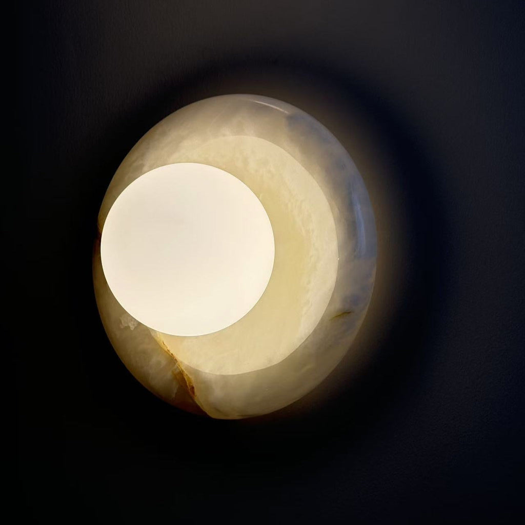 Vegglampe i travertin og marmor — rund skjerm i glass
