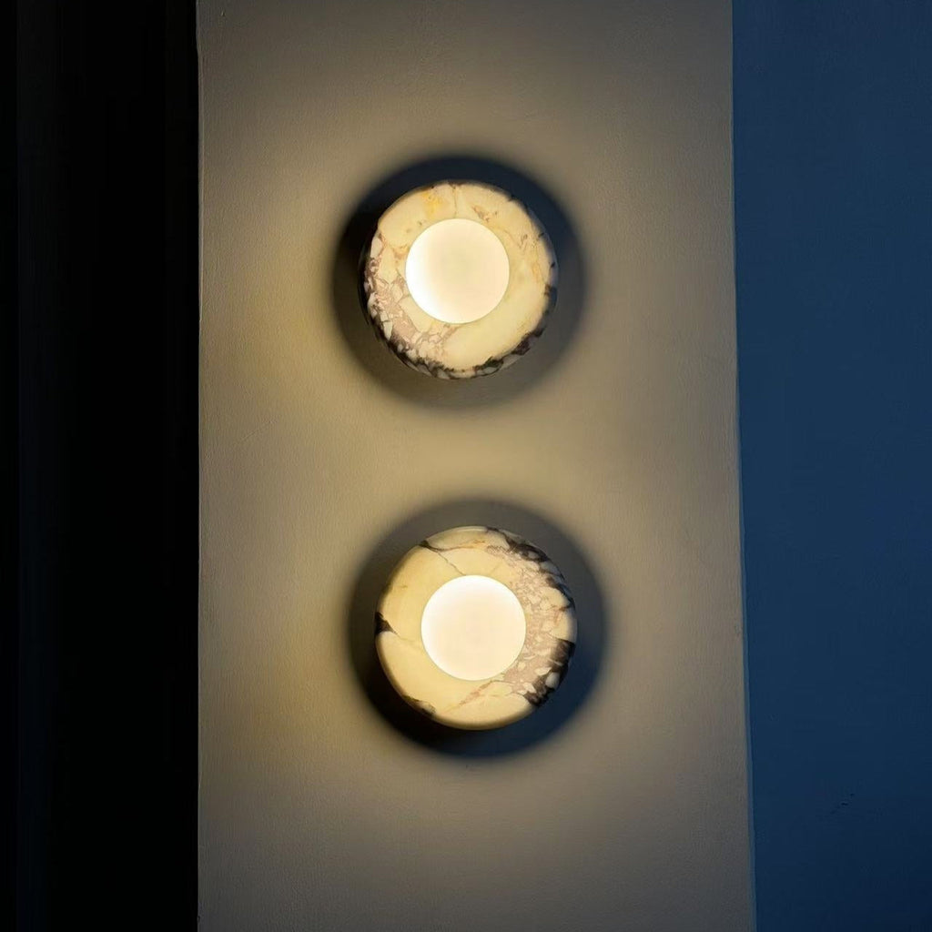 Vegglampe i travertin og marmor — rund skjerm i glass