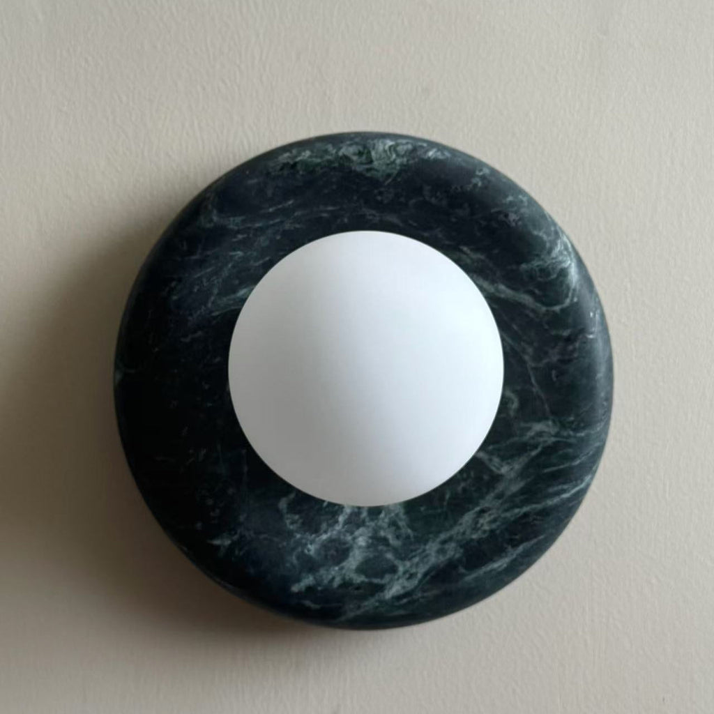 Vegglampe i travertin og marmor — rund skjerm i glass