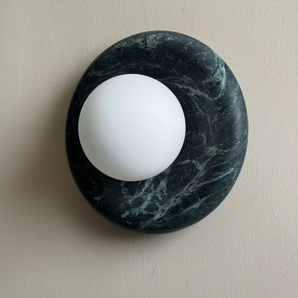 Vegglampe i travertin og marmor — rund skjerm i glass