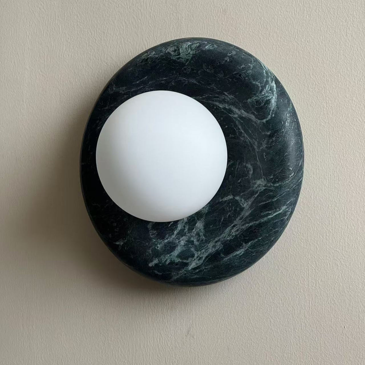 Vegglampe i travertin og marmor — rund skjerm i glass
