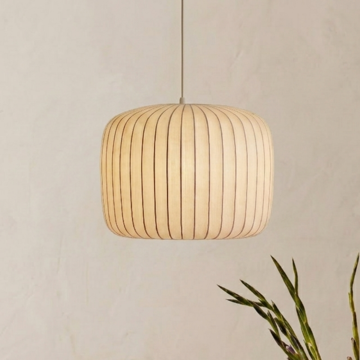 Scandi plissert stoffpendellampe — metallramme, integrert LED