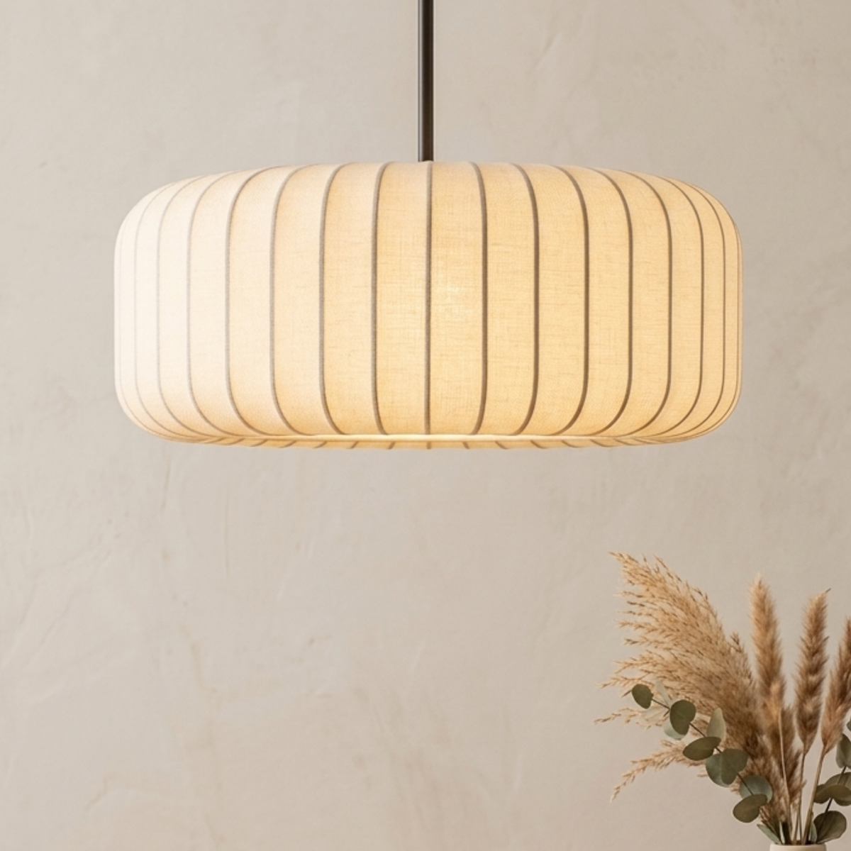 Scandi plissert stoffpendellampe — metallramme, integrert LED