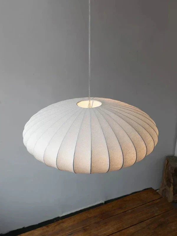 Kristallkrona med tygskärmar, elegant taklampa