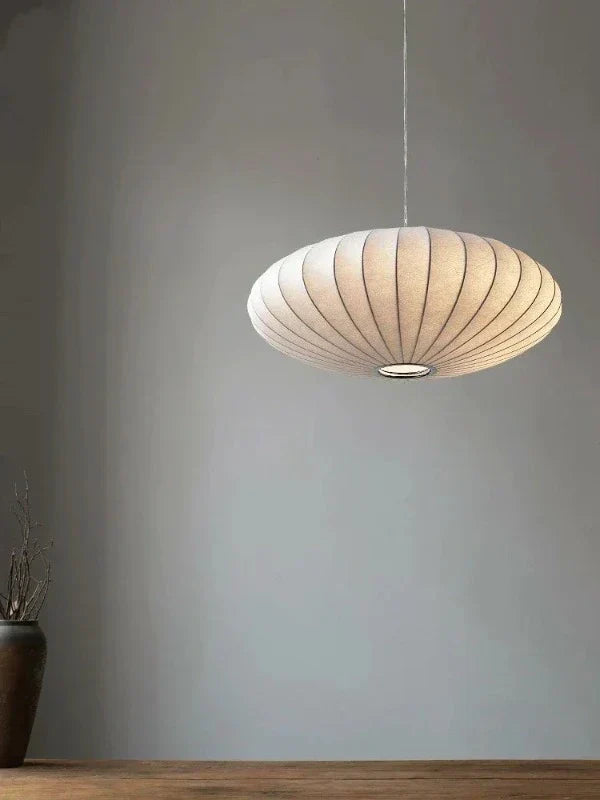 Kristallkrona med tygskärmar, elegant taklampa