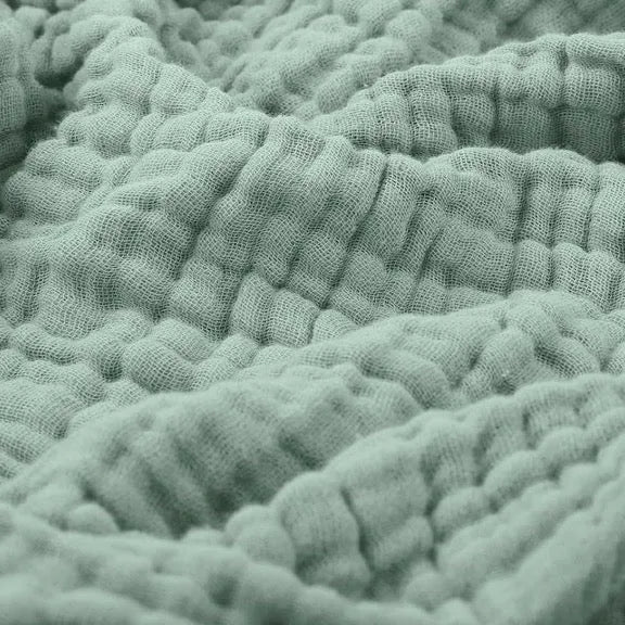Breathable Polyester Plush Throw Blanket — Soft Year-Round Layer