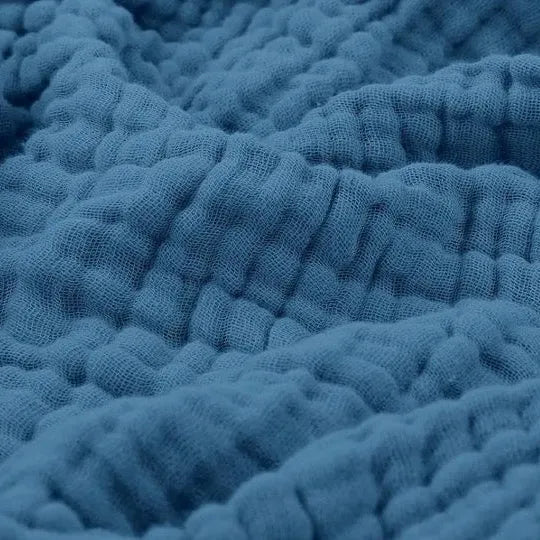 Breathable Polyester Plush Throw Blanket — Soft Year-Round Layer